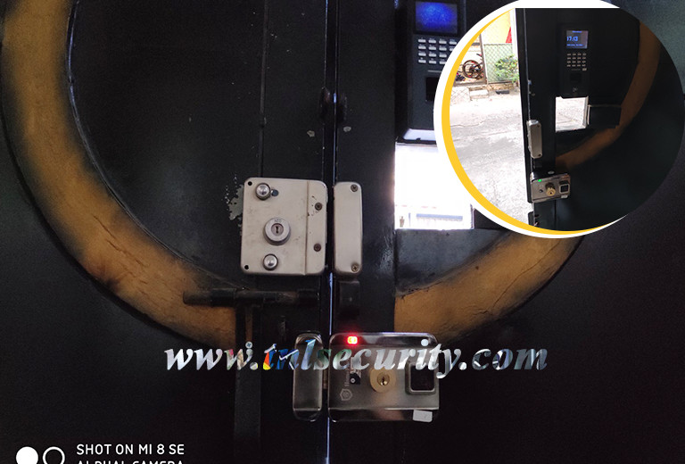 lap-dat-khoa-dien-tu-cho-cua-sat-nha-tro-tai-tan-binh